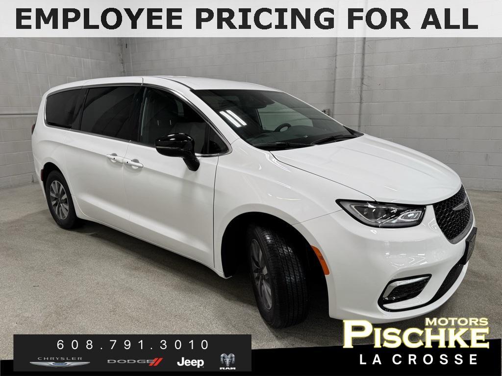new 2025 Chrysler Pacifica Hybrid car