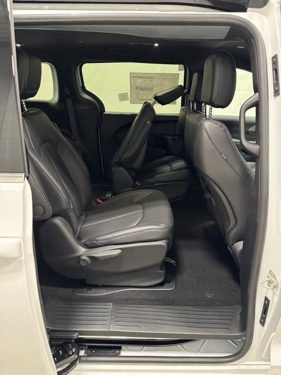 new 2025 Chrysler Pacifica Hybrid car