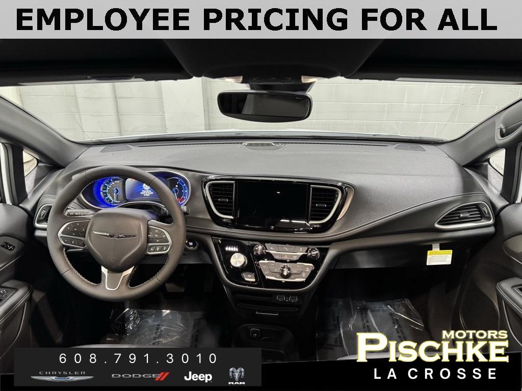 new 2025 Chrysler Pacifica Hybrid car
