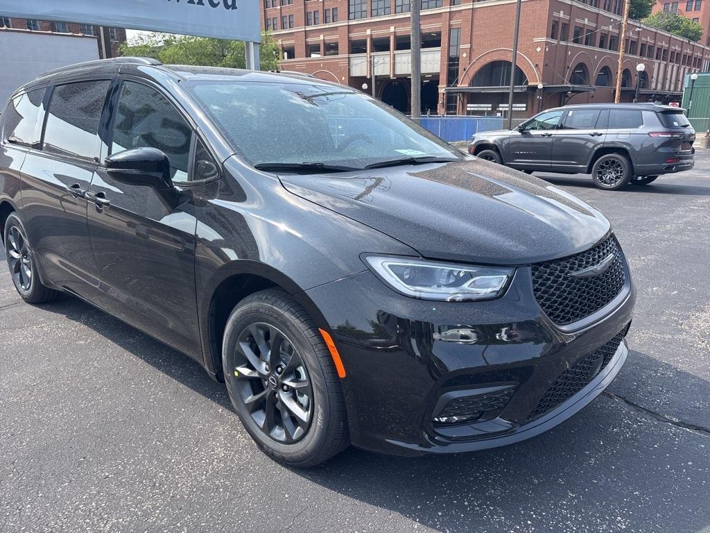 new 2025 Chrysler Pacifica car
