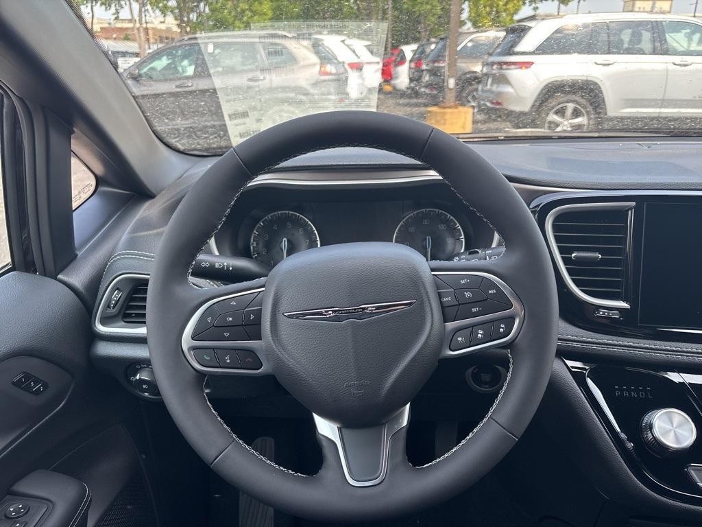 new 2025 Chrysler Pacifica car