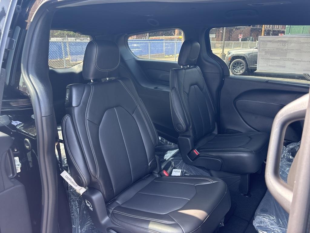 new 2025 Chrysler Pacifica car