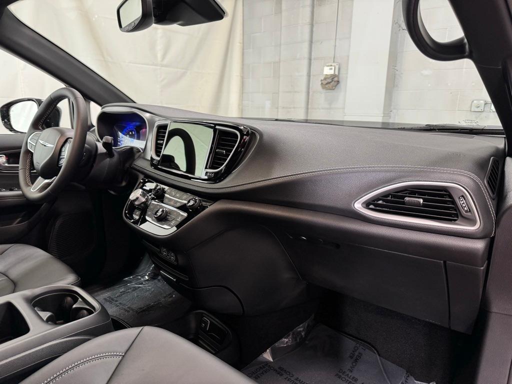 new 2025 Chrysler Pacifica car