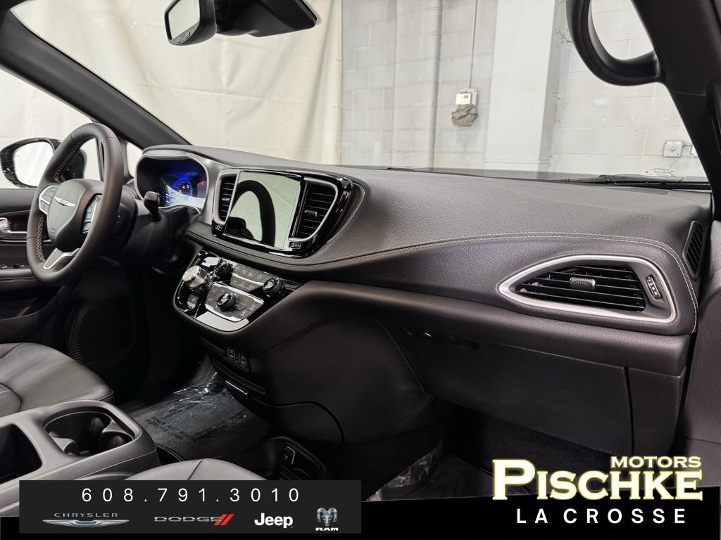 new 2025 Chrysler Pacifica car