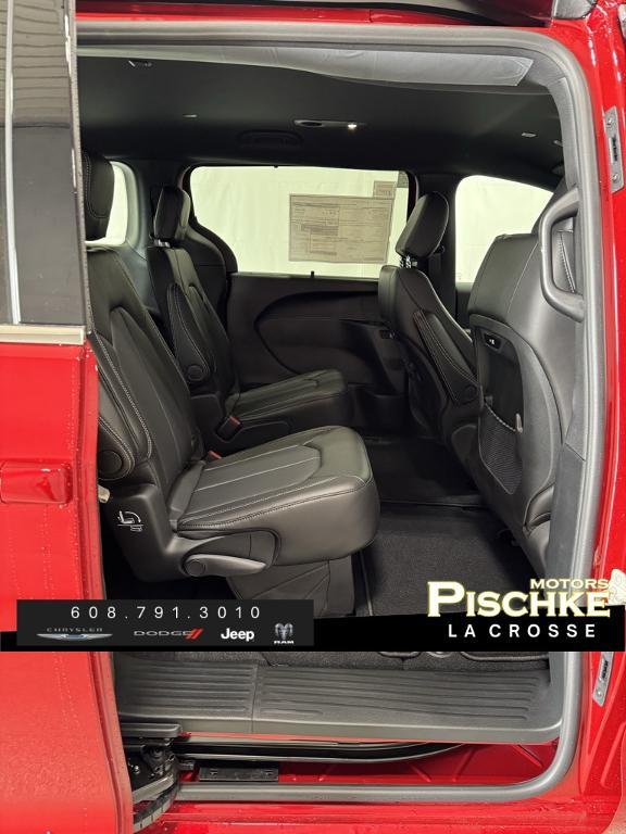 new 2025 Chrysler Pacifica car