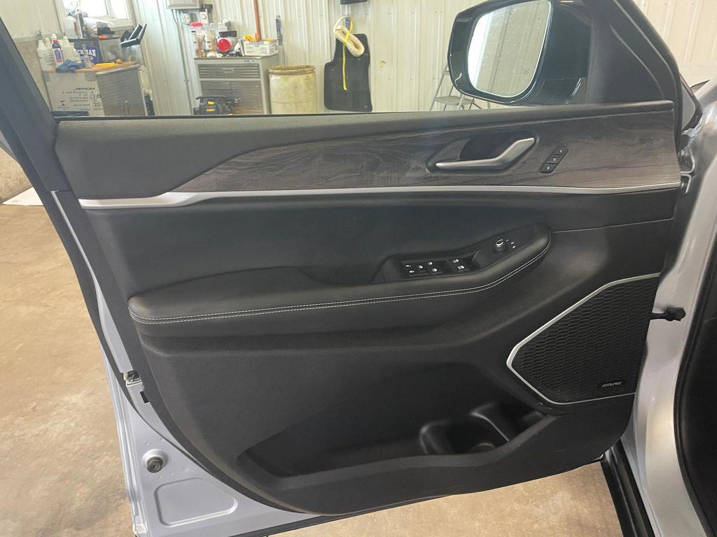 used 2022 Jeep Grand Cherokee car, priced at $27,900