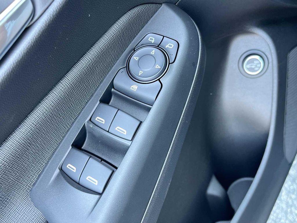 new 2025 Buick Envista car, priced at $27,220