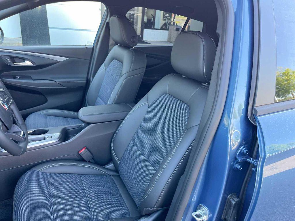 new 2025 Buick Envista car, priced at $27,220