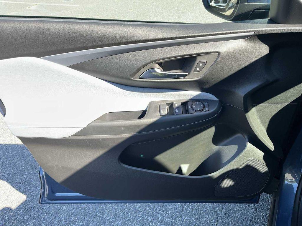 new 2025 Buick Envista car, priced at $25,690