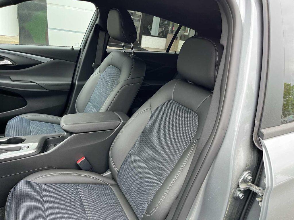new 2025 Buick Envista car, priced at $26,625