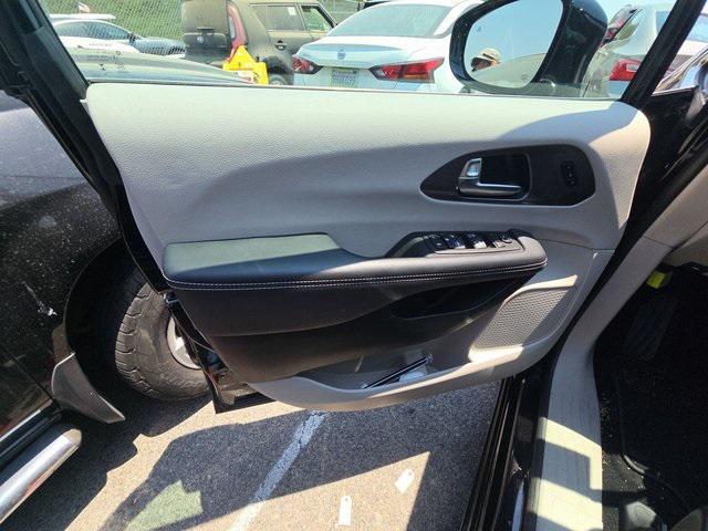 used 2024 Chrysler Pacifica car, priced at $34,125