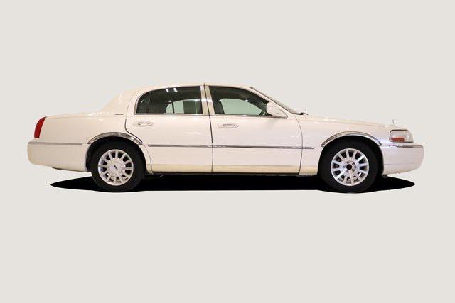 used 2007 Lincoln Town Car car, priced at $10,900