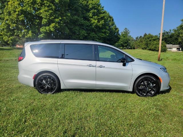 new 2024 Chrysler Pacifica car, priced at $49,030