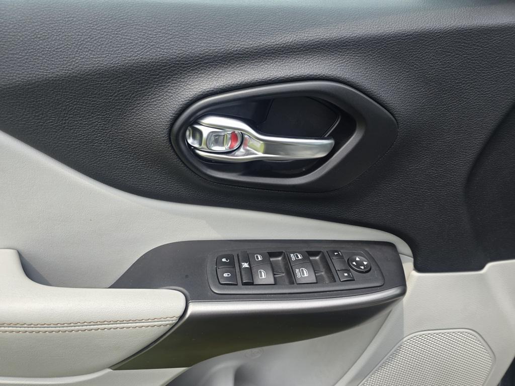 used 2021 Jeep Cherokee car, priced at $18,987