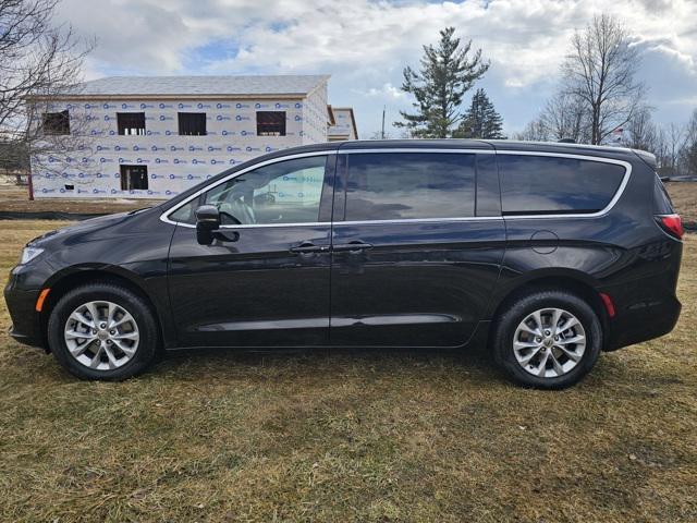 new 2025 Chrysler Pacifica car