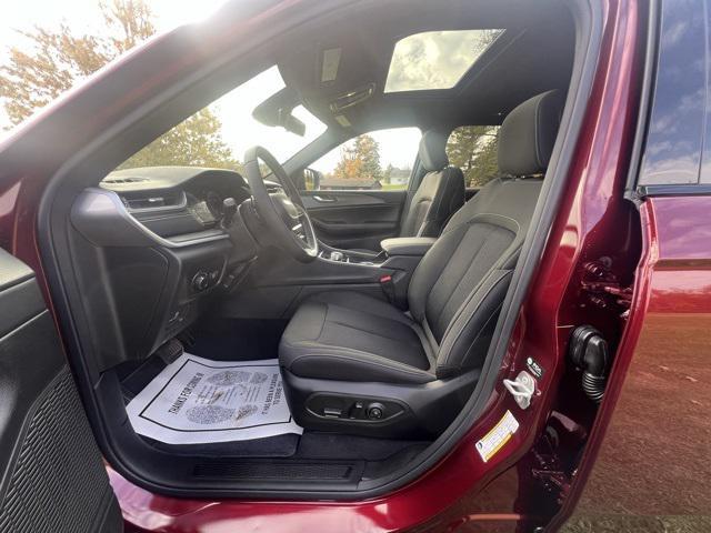 new 2025 Jeep Grand Cherokee car, priced at $43,970