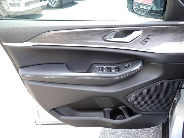 new 2025 Jeep Grand Cherokee car, priced at $43,421