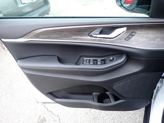 new 2025 Jeep Grand Cherokee car, priced at $45,072