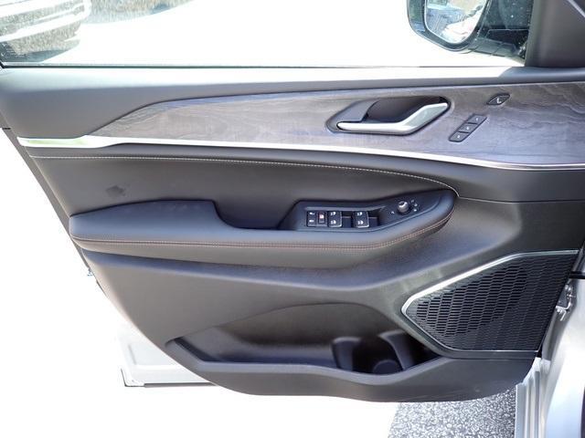 new 2025 Jeep Grand Cherokee car, priced at $60,904