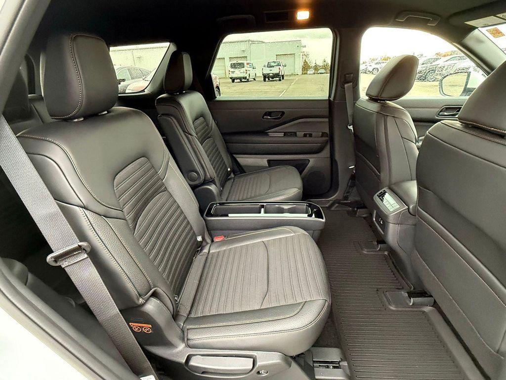 new 2025 Nissan Pathfinder car, priced at $38,250