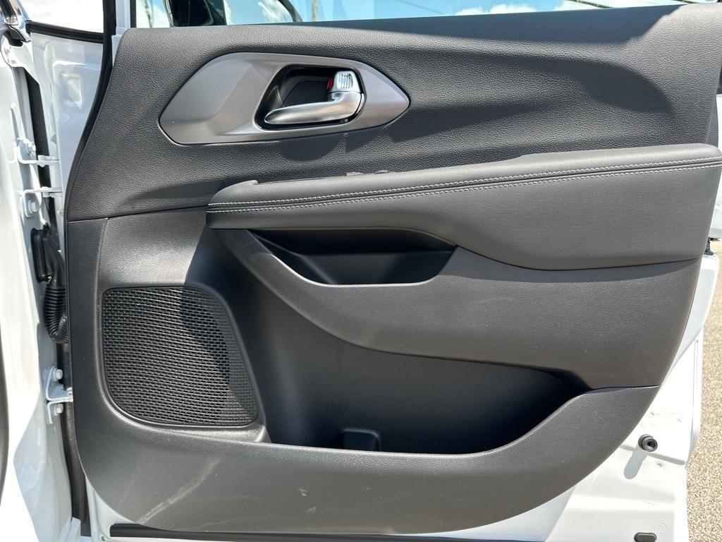 new 2025 Chrysler Pacifica car, priced at $49,907