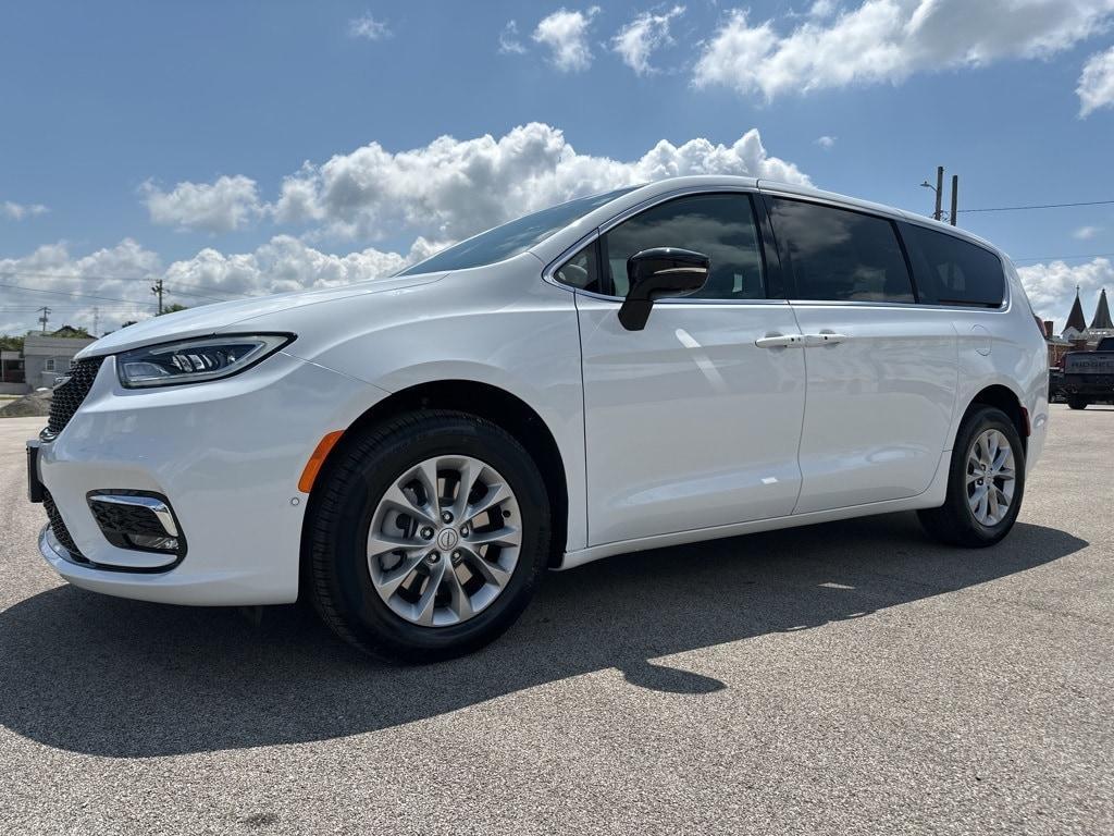 new 2025 Chrysler Pacifica car, priced at $49,907