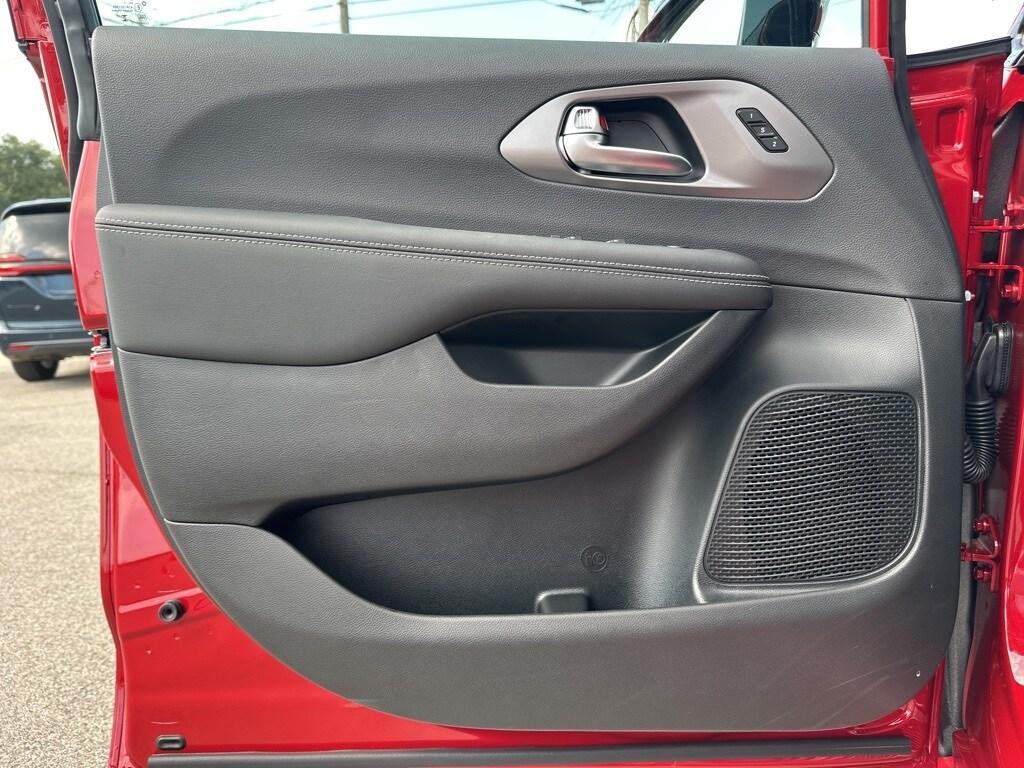 new 2025 Chrysler Pacifica car, priced at $49,678