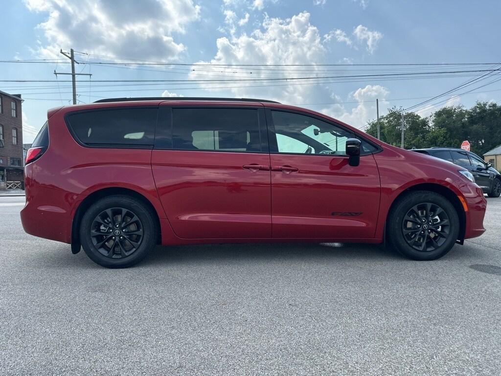 new 2025 Chrysler Pacifica car, priced at $49,678