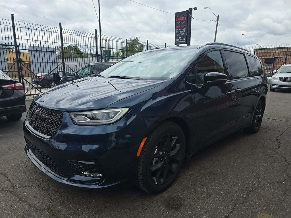 used 2025 Chrysler Pacifica car, priced at $43,834