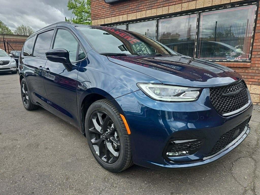 used 2025 Chrysler Pacifica car, priced at $43,834