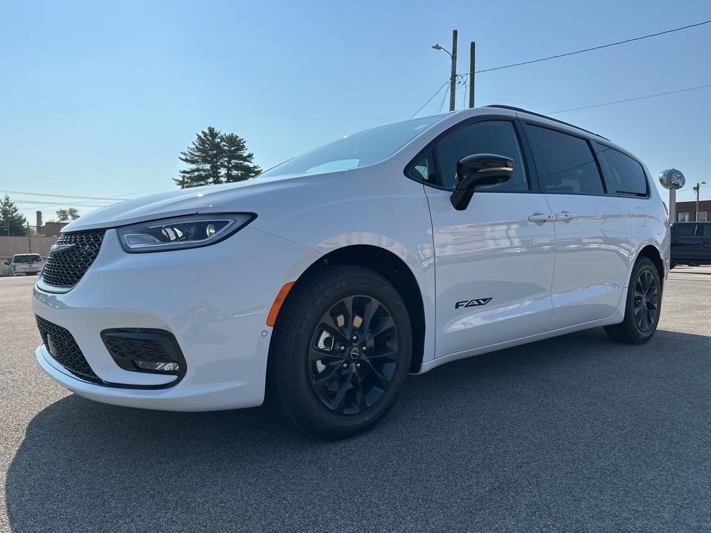new 2025 Chrysler Pacifica car, priced at $48,774