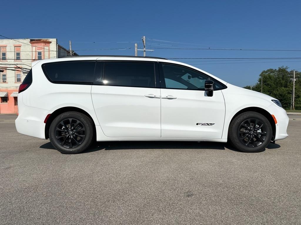 new 2025 Chrysler Pacifica car, priced at $48,774