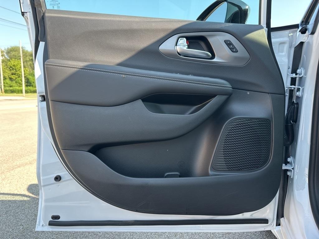 new 2025 Chrysler Pacifica car, priced at $48,774