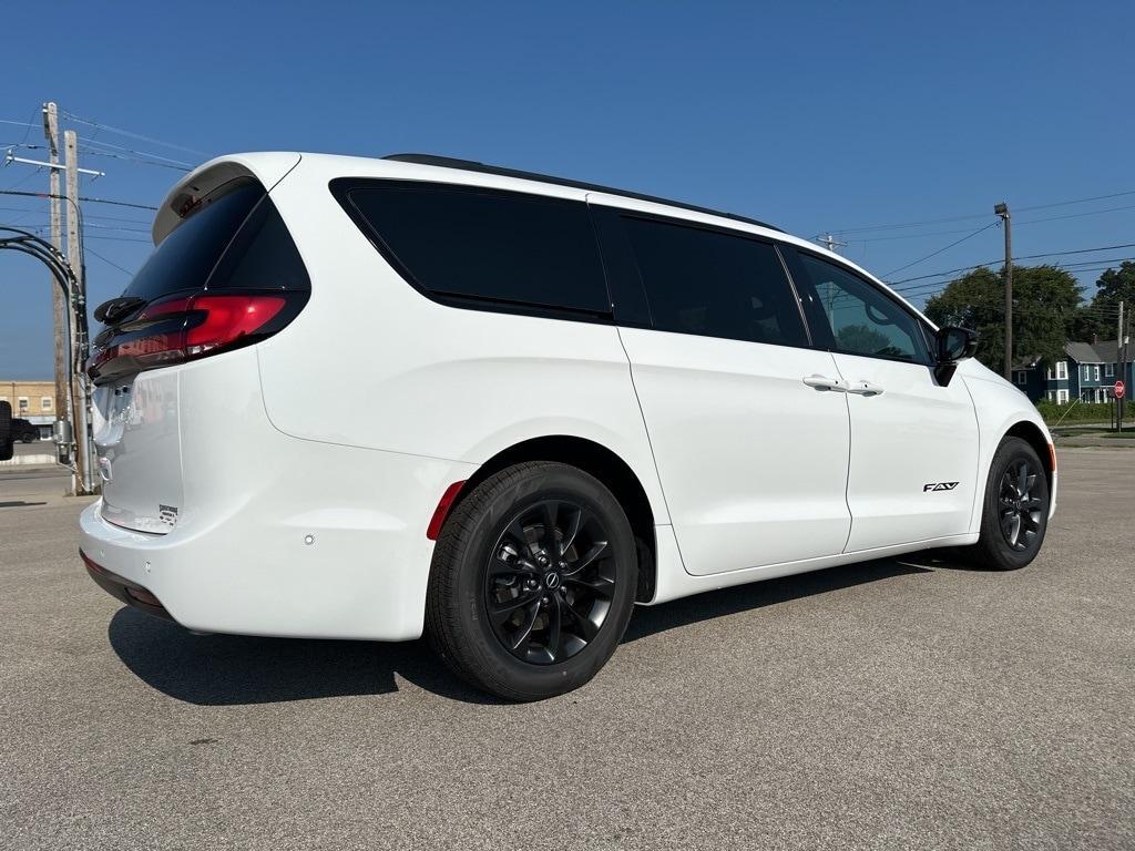 new 2025 Chrysler Pacifica car, priced at $48,774