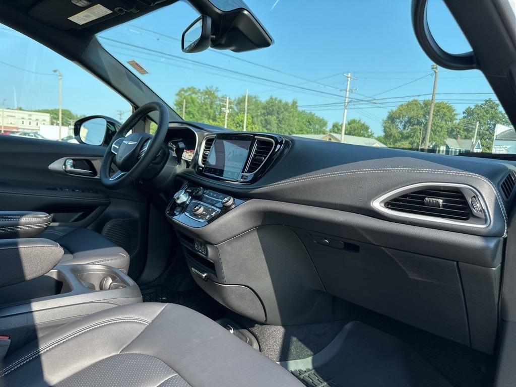 new 2025 Chrysler Pacifica car, priced at $48,774