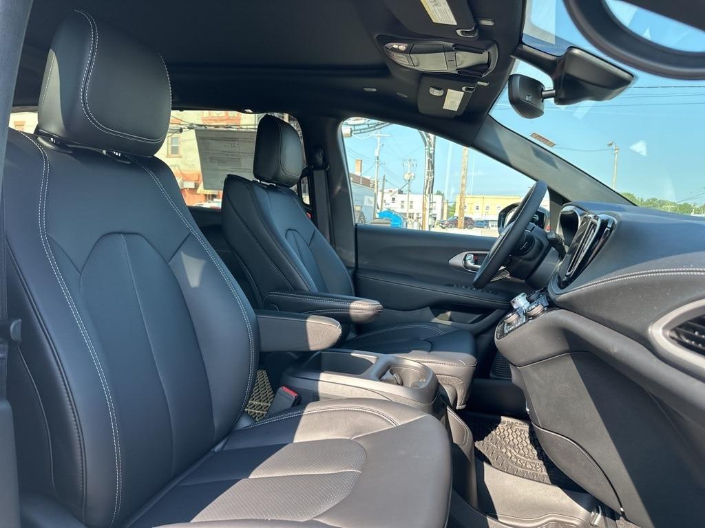 new 2025 Chrysler Pacifica car, priced at $48,774