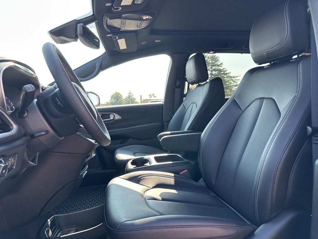 new 2025 Chrysler Pacifica car, priced at $48,774
