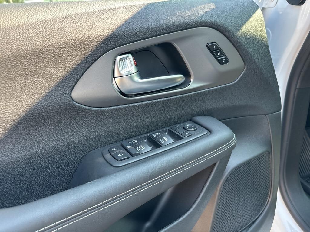 new 2025 Chrysler Pacifica car, priced at $48,774