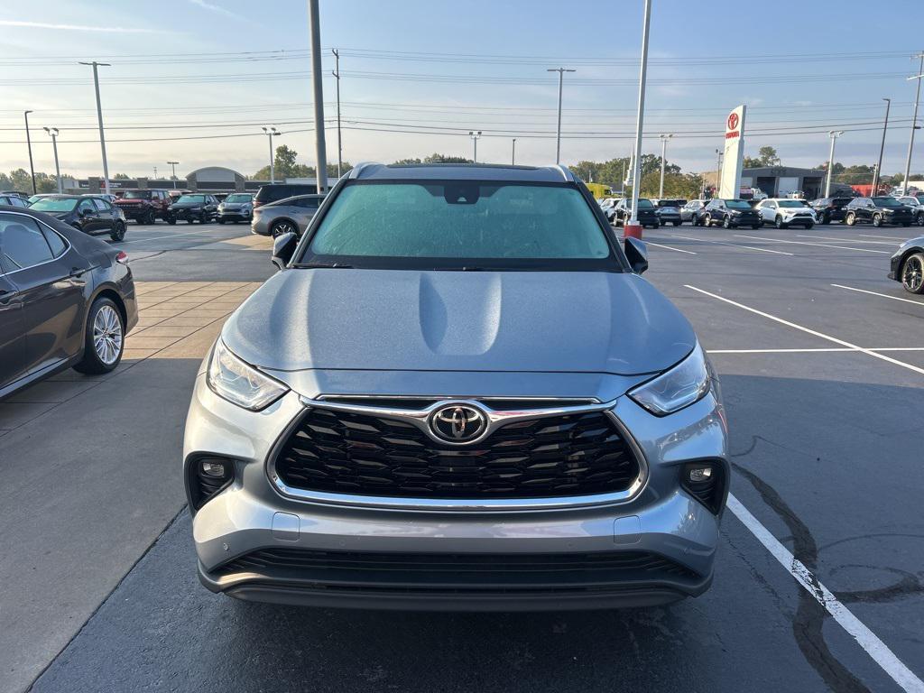 used 2023 Toyota Highlander car, priced at $39,995
