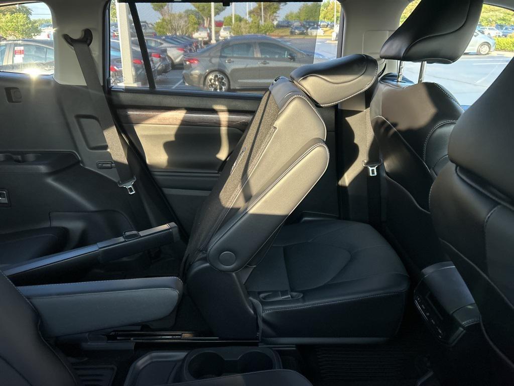 used 2023 Toyota Highlander car, priced at $39,995