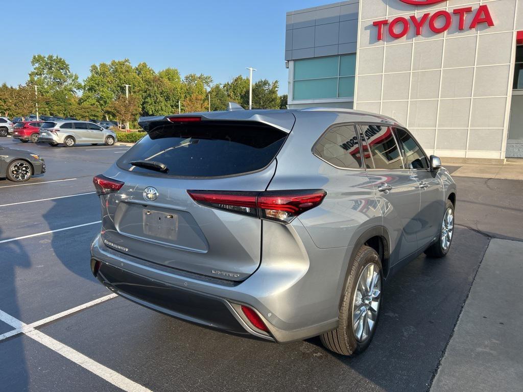 used 2023 Toyota Highlander car, priced at $39,995