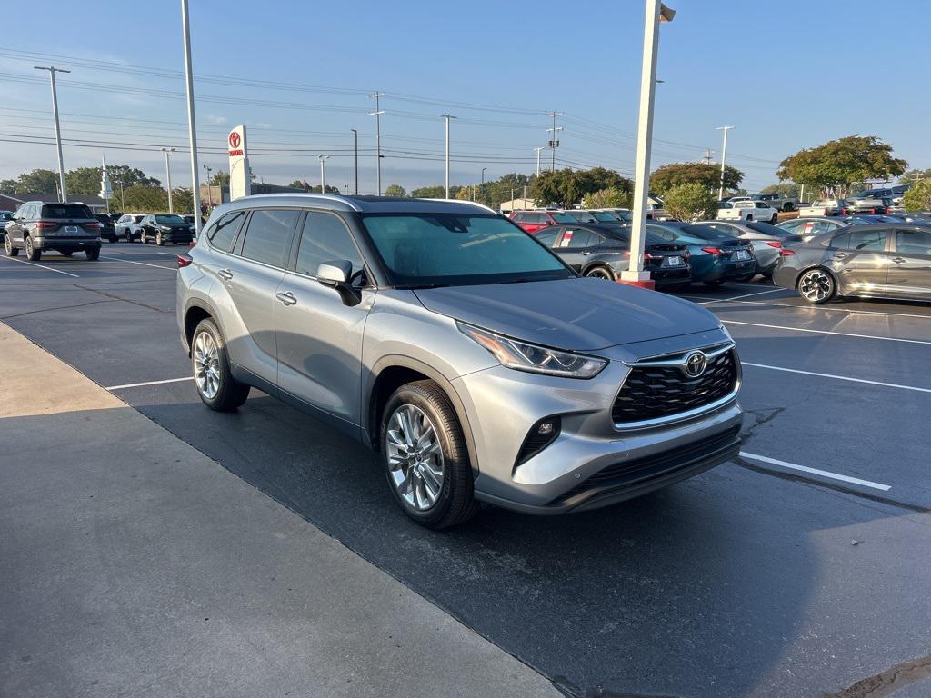 used 2023 Toyota Highlander car, priced at $39,995