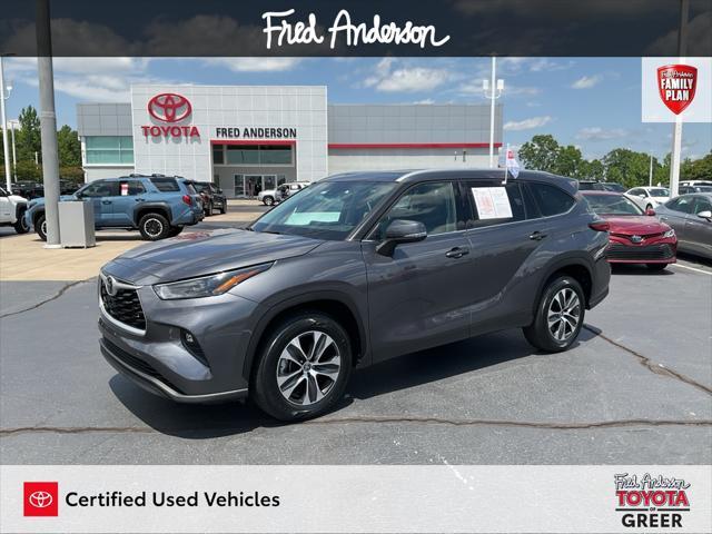 used 2022 Toyota Highlander car, priced at $35,999