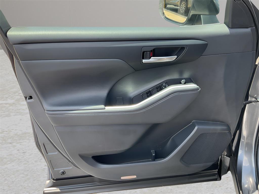 used 2023 Toyota Highlander car, priced at $34,980