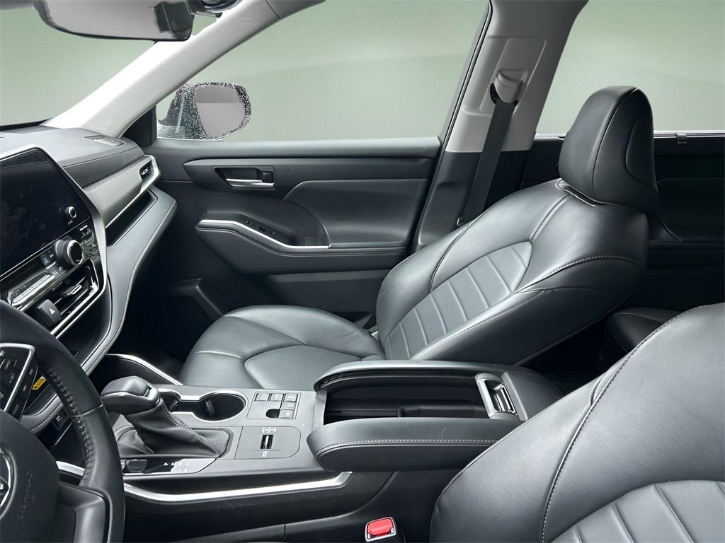 used 2023 Toyota Highlander car, priced at $35,667