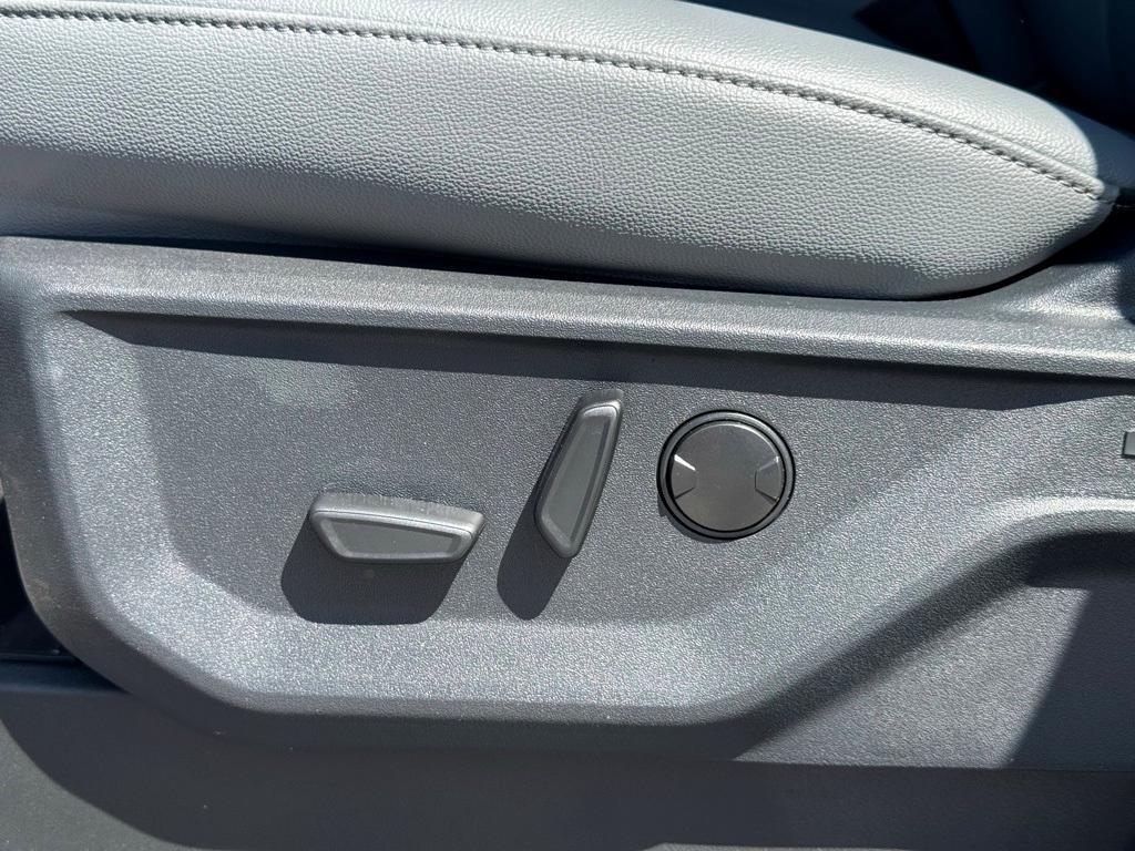 new 2025 Ford F-150 Lightning car