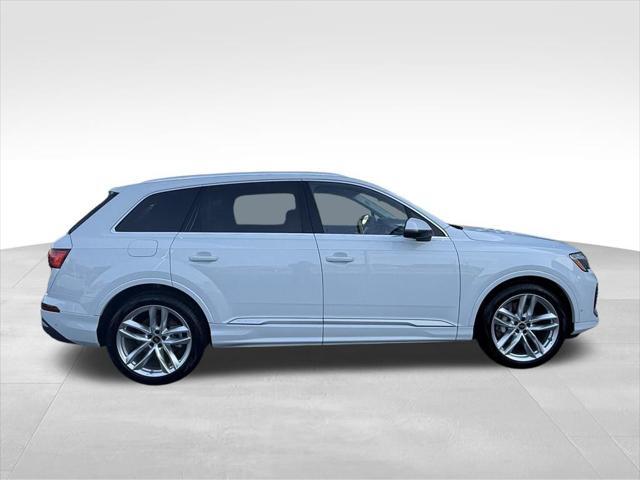 new 2025 Audi Q7 car, priced at $76,205
