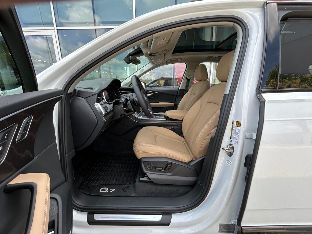 new 2025 Audi Q7 car, priced at $71,930