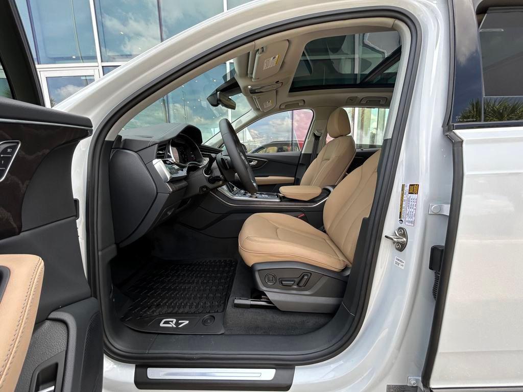 new 2025 Audi Q7 car, priced at $71,930