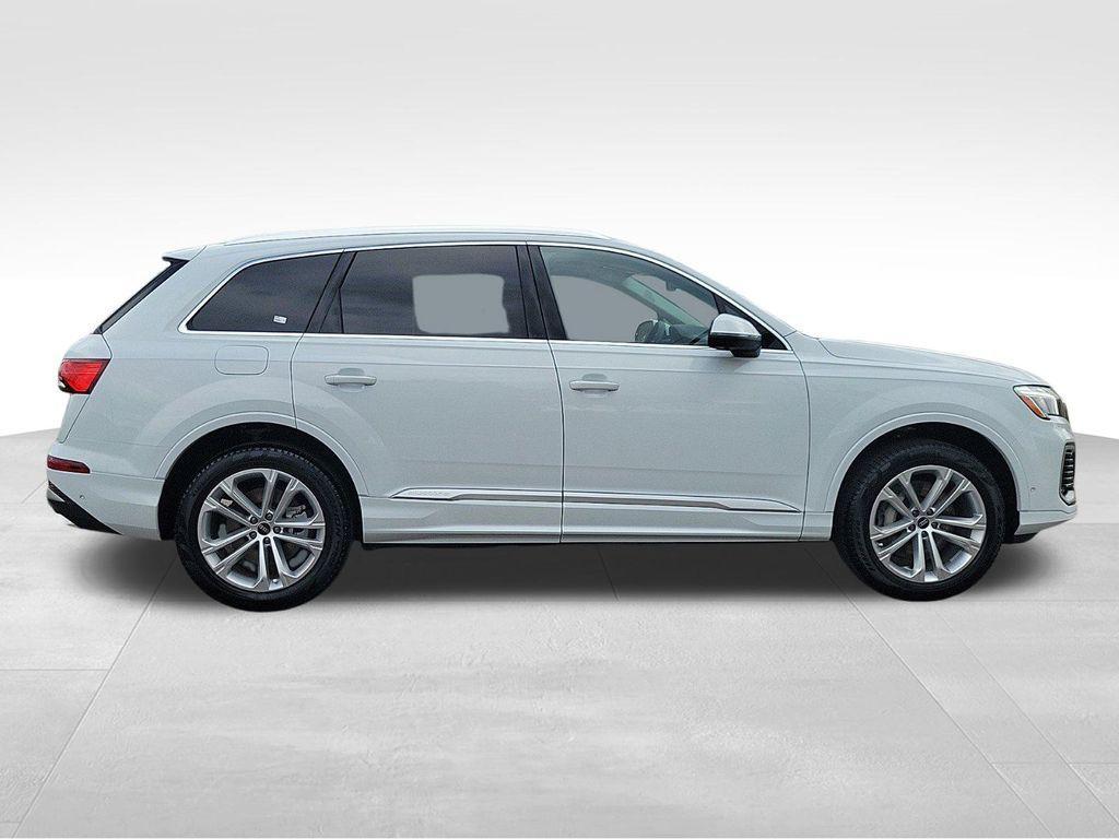 new 2025 Audi Q7 car, priced at $68,655